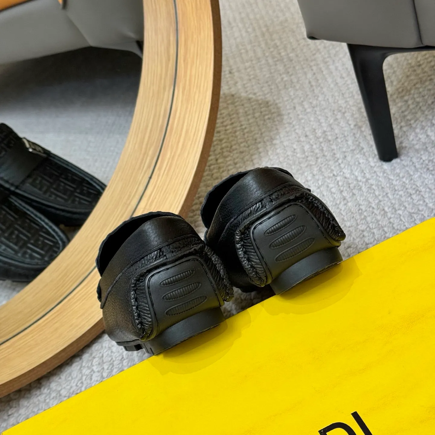 Men's shoes 💰420 [FENDI Fendi] 2⃣️0⃣️2⃣️5️⃣New Milan men's fashion lazy catwalk style ✅ fashionable casual beanie shoes, imported calfskin fabric, super smooth texture, sweat-absorbent and breathable, (sheepskin lining). Metal LOGO on the shoe body, Medusa avatar, irregular avatar, high-end craftsmanship logo✅ French Loft set foot design style 👟Low-key and elegant, great on-foot effect... Men's shoe size: 38-46 (4-12)
